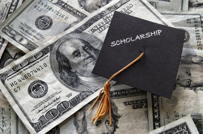 5 Scholarships for College Freshmen in the USA