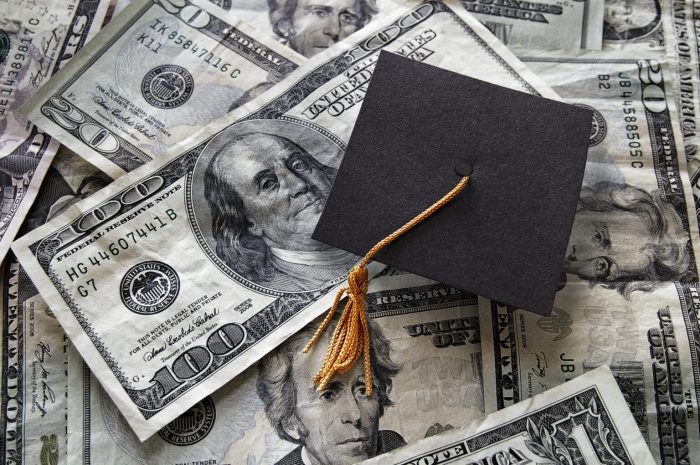 5 Scholarships for College Freshmen in the USA